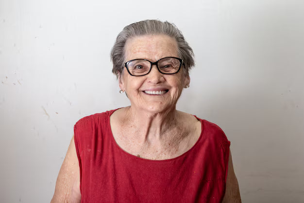 files/mulher-mais-velha-bonita-rindo-e-sorrindo-mulher-idosa-sorridente_63135-364.avif